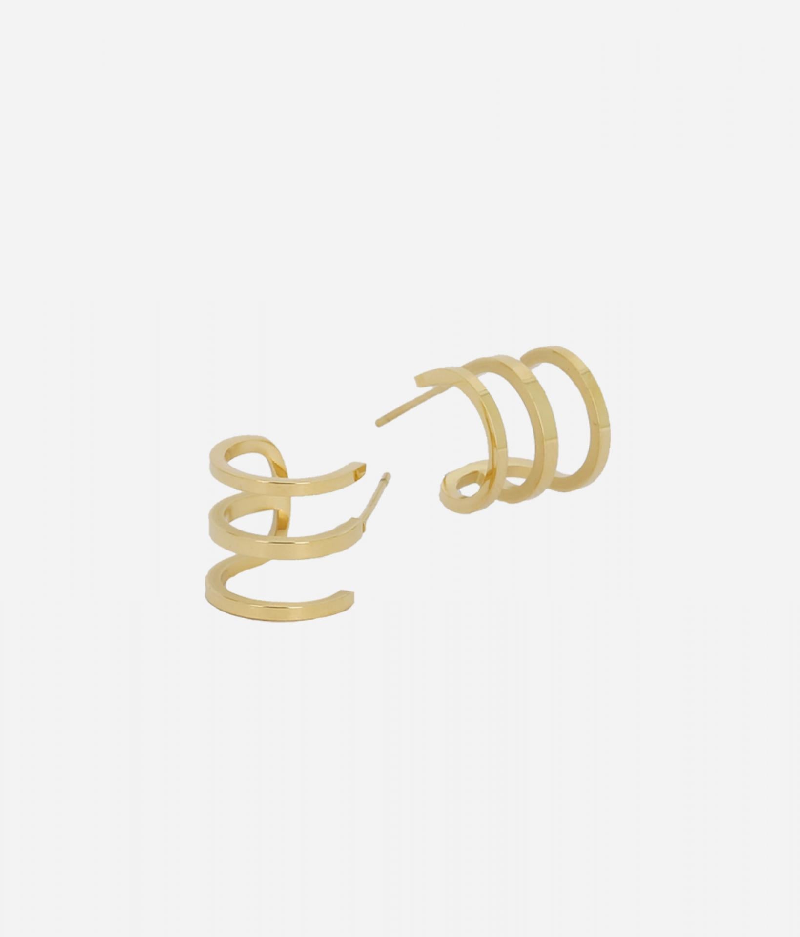 Zag Bijoux Ohrringe aus goldenen dreireihigen halbringen als freistehendes produktfoto